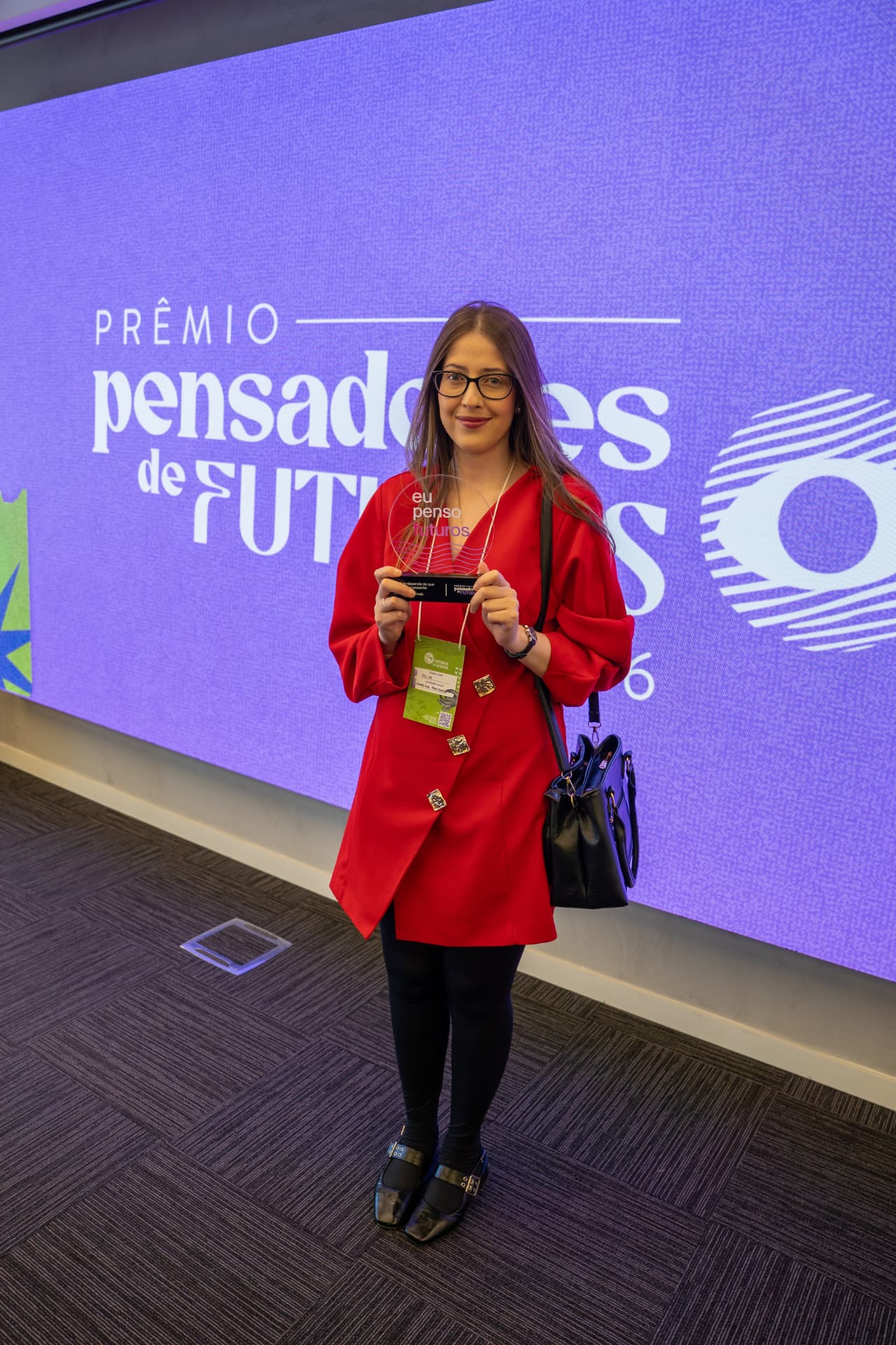 Joice Cristina com o troféu do Prêmio Pensadores de Futuros